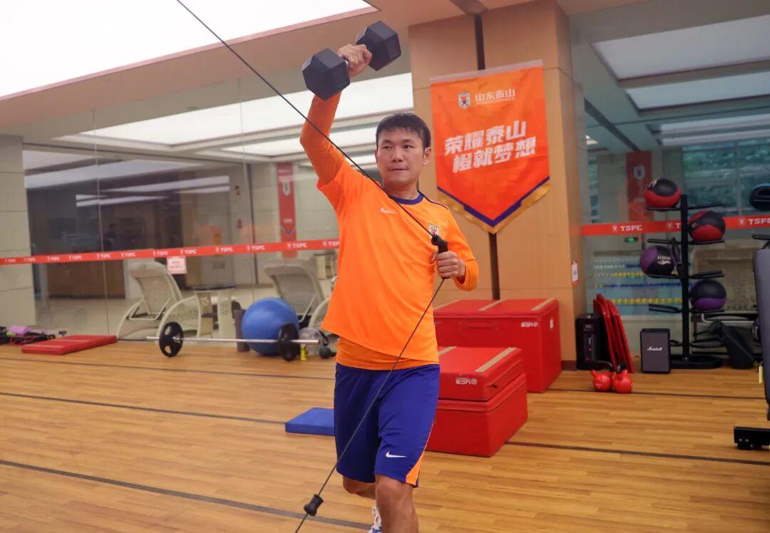 中超-阴雨挡不住训练热情，泰山重新集中，备战鲁浙对决